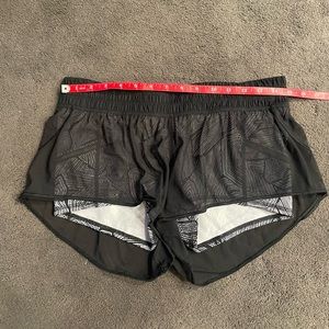 Lululemon Black White Stretchy Shorts Mesh Pockets 8